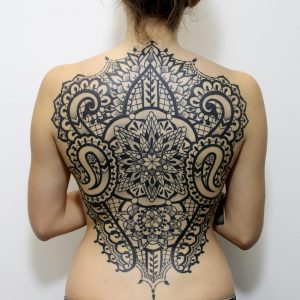 Tatuaz ornamentowy na plecach, który wykonała Avalan Tattoo Agniedzka Kulińska w Krakowie